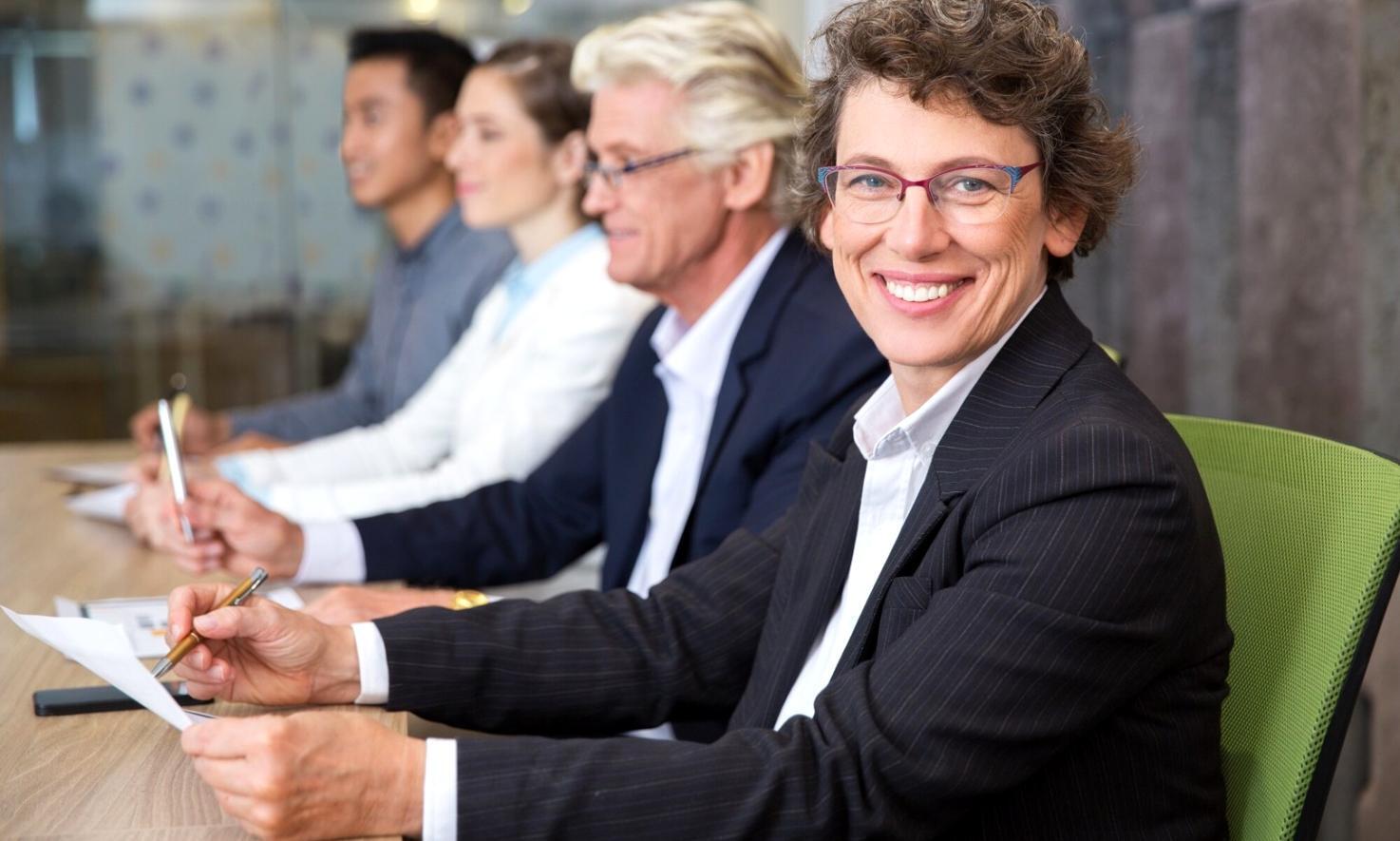 Finanzanalyst arbeitet an Marktdaten und Investmentstrategien
